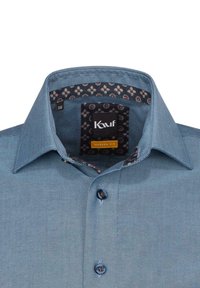 Camicia blu con texture e vestibilità moderna; presenta un colletto interno a fantasia e bottoni scuri. Etichetta visibile al colletto. Taglia 38.