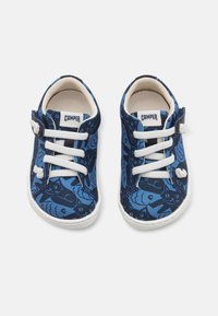 Scarpe in tela blu con motivo, lacci bianchi e suole in gomma. Presentano un design testurizzato e un piccolo logo sulla linguetta.