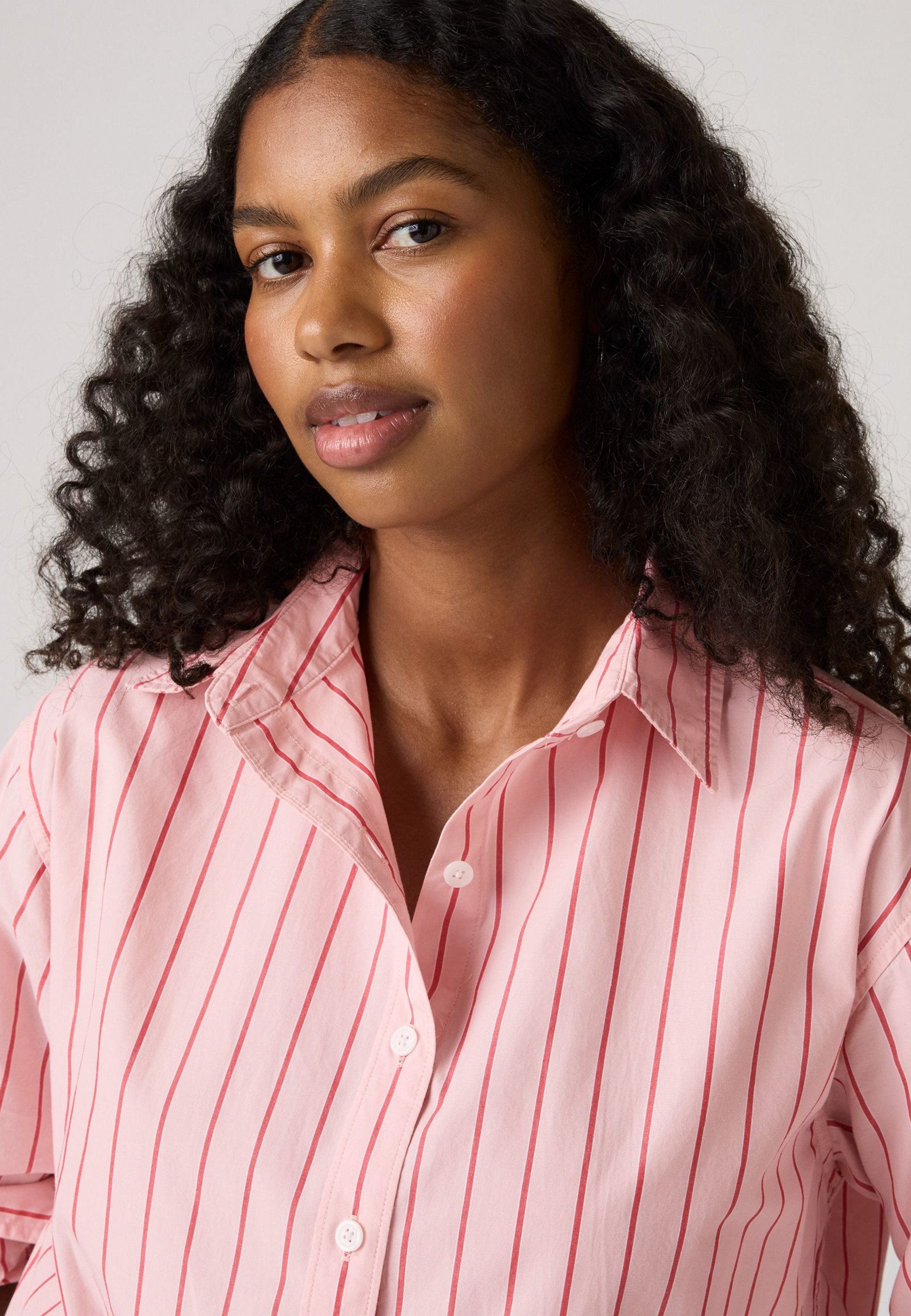 Levi‘s Damen Classic Fit Hemd – Button-Down-Kragen, Lässig & Bequem (Größe S)