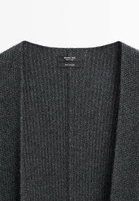 Tmavě šedý žebrovaný kašmírový svetr s výstřihem a značkovou etiketou Massimo Dutti a štítkem s obsahem látky.