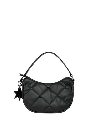 Borsa a tracolla in pelle trapuntata nera con forma curva, una singola tracolla e due ciondoli neri a forma di stella appesi da un lato.