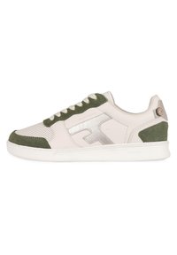 Sneaker in pelle bianca con dettagli in suede verde, pannelli perforati, rifiniture argentate e suola in gomma bianca. Presentano lacci rotondi e una patch con logo.