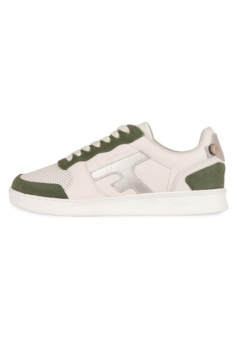 Sneaker in pelle bianca con dettagli in suede verde, pannelli perforati, rifiniture argentate e suola in gomma bianca. Presentano lacci rotondi e una patch con logo.