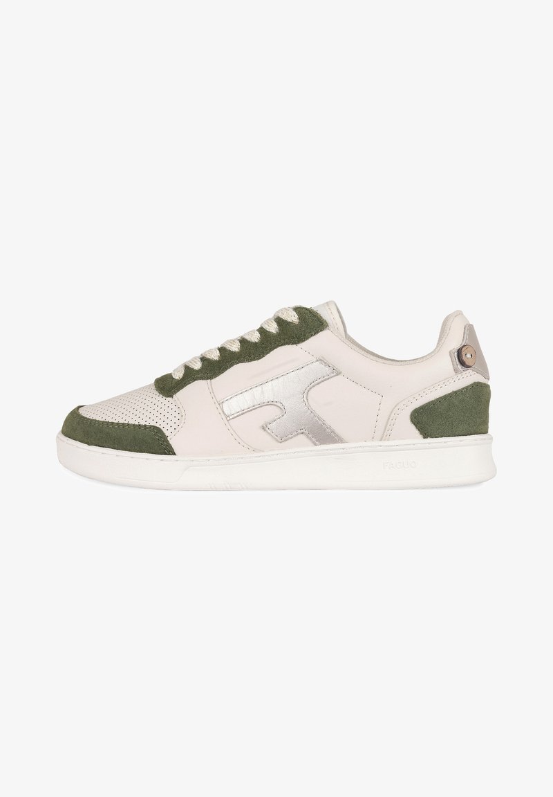 Sneaker in pelle bianca con dettagli in suede verde, pannelli perforati, rifiniture argentate e suola in gomma bianca. Presentano lacci rotondi e una patch con logo.