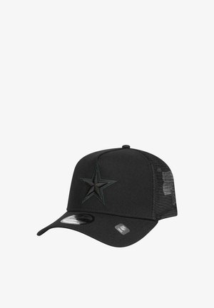 Cappellino nero con un design strutturato, dotato di un prominente emblema a stella in una tonalità più scura, lati in rete e visiera curva.