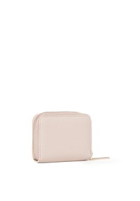 Portafoglio zip-around in morbida pelle beige, forma quadrata con superficie testurizzata, dettagli in zip dorati e profilo sottile.