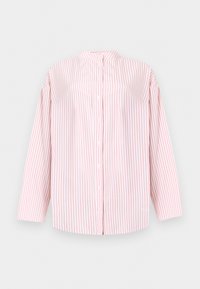 Λευκό πουκάμισο με κουμπιά και κάθετες ροζ ρίγες, μακριά μανίκια και γιακά μπάντα, με φόντο απλή επιφάνεια.