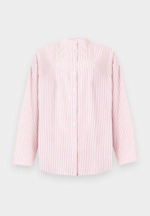 Wit overhemd met verticale roze strepen, lange mouwen en een bandkraag, getoond tegen een effen achtergrond.