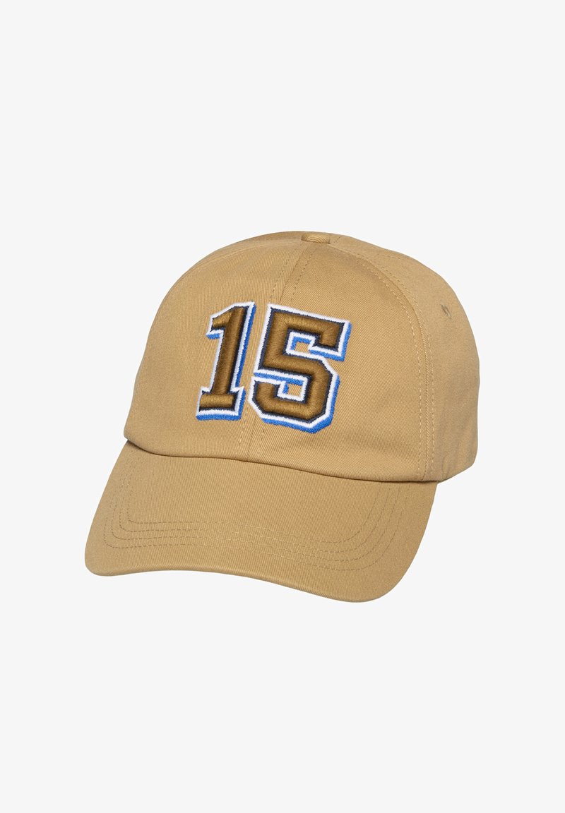 Casquette de baseball beige avec une visière courbée et le chiffre « 15 » brodé en marron, blanc et bleu sur le devant.