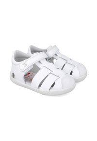 Bílé sandály se zavřenou špičkou, vyrobené z měkkého syntetického materiálu. Mají několik výřezů, suchý zip a strukturovanou podešev.