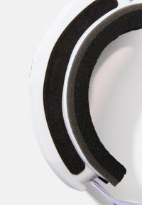 Weißes Headset mit schwarzem Schaumstoffpolster und grauen Akzenten. Verfügt über ein schlankes Design und ein verstellbares Kopfband. Glatte Oberfläche mit abgerundeten Kanten.