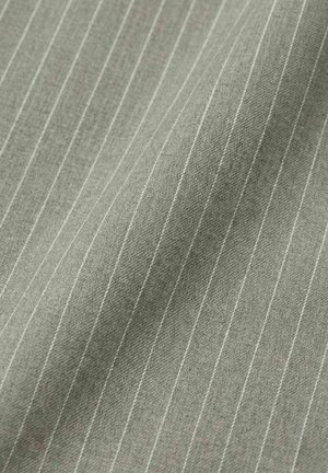 Lysegrønt stoff med subtile, vertikale hvite nålestriper og en myk, lett teksturert overflate.