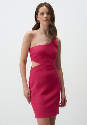 Robe fuchsia à une épaule avec une silhouette moulante, une découpe sur le côté et une texture lisse. Design simple sans motifs ou accents supplémentaires.