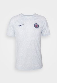 Camiseta deportiva blanca de manga corta con un patrón geométrico repetitivo, logo de Nike en azul marino y emblema de París en el lado izquierdo del pecho.