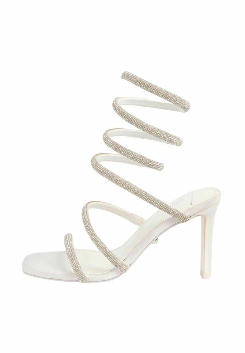 Riemchen-Sandalette mit hohem Absatz in Off-White mit quadratischer Spitze. Verfügt über spiralförmige Perlenriemen und einen schlanken Stiletto-Absatz. Glatte Textur.