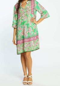 Vestido verde estampado con cuello tipo camisa y mangas tres cuartos. Presenta patrones florales y una banda de acento rosa en la cintura.
