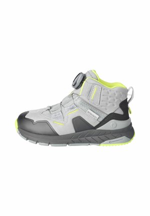 Zapatilla alta gris y negra con una superficie texturizada y acentos en amarillo brillante, cuenta con un sistema de cordones y un acolchado en el cuello para soporte.