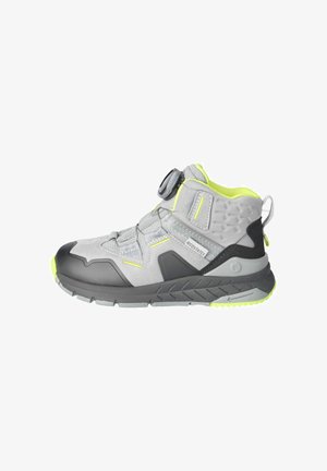 Šedá a černá vysoká obuv s texturovaným povrchem a jasně žlutými akcenty, obsahuje šněrovací systém a polstrovaný límec pro podporu.