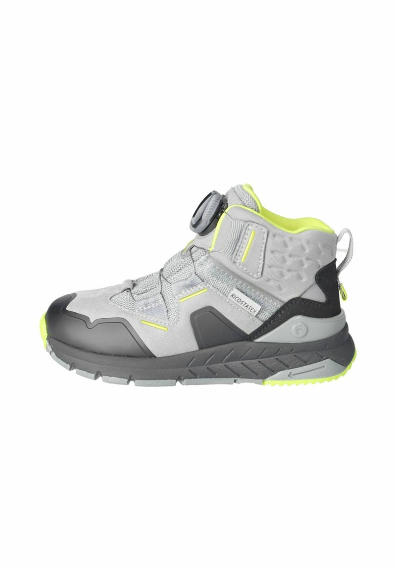 Šedá a černá vysoká obuv s texturovaným povrchem a jasně žlutými akcenty, obsahuje šněrovací systém a polstrovaný límec pro podporu.