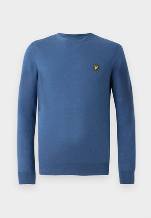 Pull bleu à col rond en tissu doux, avec des manches longues et un petit logo brodé jaune sur la poitrine gauche.