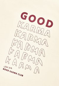 T-shirt di colore crema con design testuale in mogano, recante la scritta "GOOD KARMA" in diversi font e stili, con un messaggio che invita a unirsi al "GOOD KARMA CLUB."
