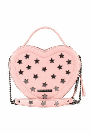 Sac à main en forme de cœur rose avec des clous en forme d'étoile noirs, finition en cuir lisse, options de transport doubles (poignée et bandoulière en chaîne), détail du logo.