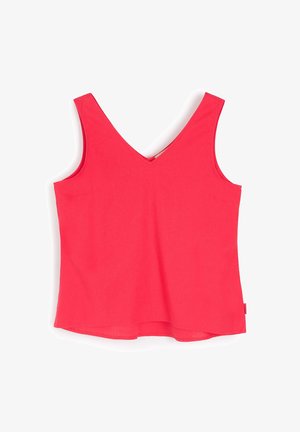 Top w serek, bez rękawów w jednolitym kolorze koralowym. Wykonany z lekkiego materiału o gładkiej fakturze. Lekko zaokrąglony dół, bez widocznych wzorów czy akcentów.
