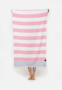 Toalla de playa a rayas con franjas alternas en rosa y blanco, borde con rayas azules en la parte inferior, borlas blancas, material de algodón ligero.
