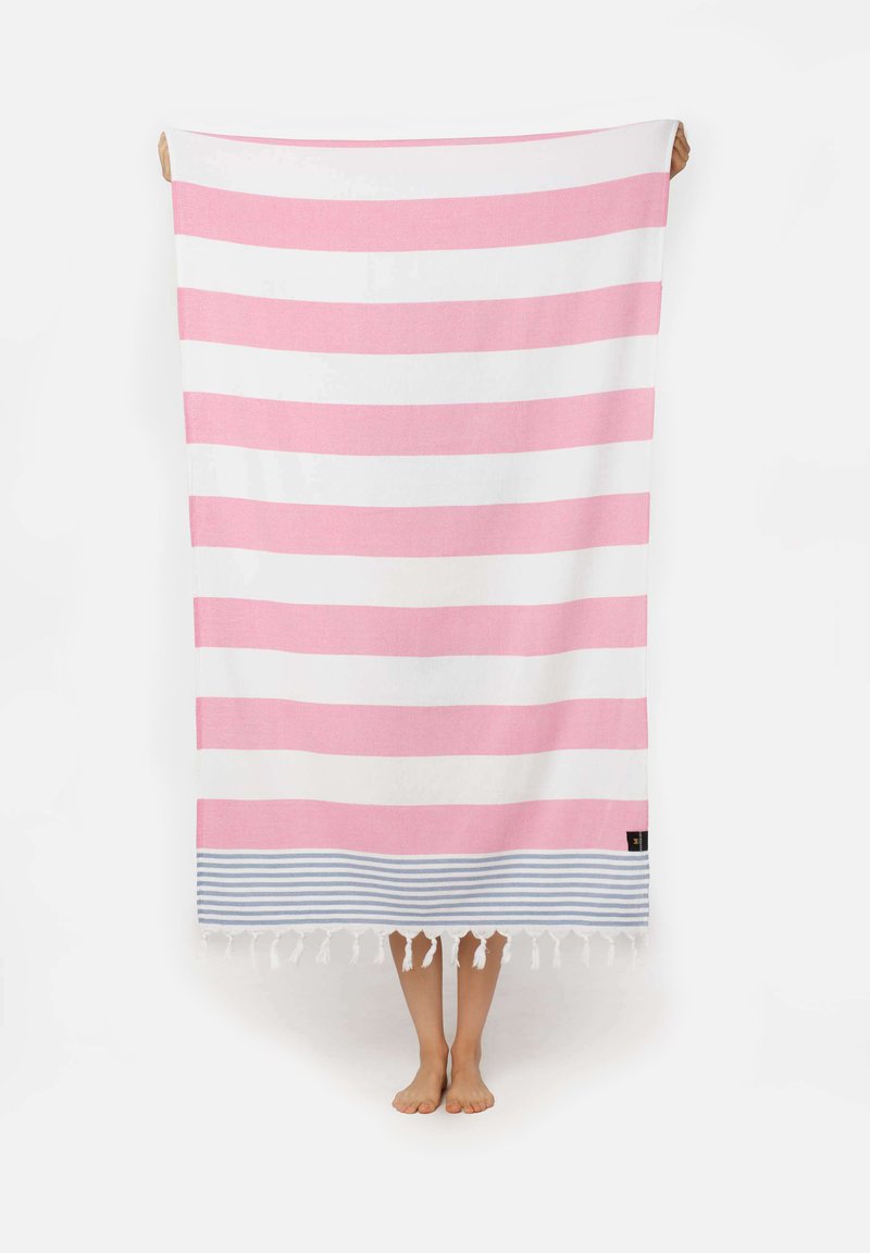 Toalla de playa a rayas con franjas alternas en rosa y blanco, borde con rayas azules en la parte inferior, borlas blancas, material de algodón ligero.