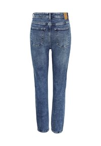 Jeans en denim bleu avec une coupe droite, taille mi-haute, poches arrière, et une texture légèrement délavée. Étiquette en cuir sur la ceinture arrière.