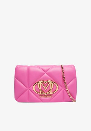 Borsa trapuntata rosa acceso con logo Love Moschino dorato e tracolla a catena oro abbinata, design rettangolare e imbottito.