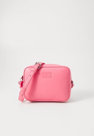 Rechthoekige roze crossbodytas gemaakt van glad materiaal. Voorzien van een lange verstelbare band en een geperst logo aan de voorkant voor extra detail.