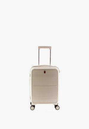 Valise rigide blanche avec une texture rainurée, poignée rétractable et quatre roues. Émblem rouge notable à l'avant.