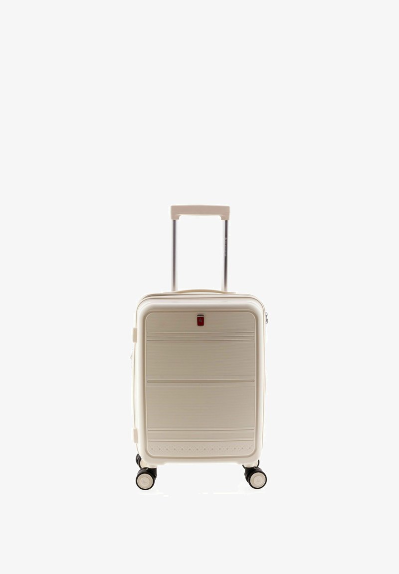 Maleta rígida blanca con textura estriada, asa retráctil y cuatro ruedas. Emblema rojo notable en la parte delantera.