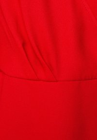 Rotes Kleid mit glattem Stoff und subtiler Textur, gerafften Details am Oberteil und einer taillierten Passe.