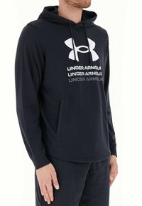 Felpa navy in tessuto morbido, con tasca frontale, cappuccio con cordino e un grande logo bianco Under Armour sul petto.