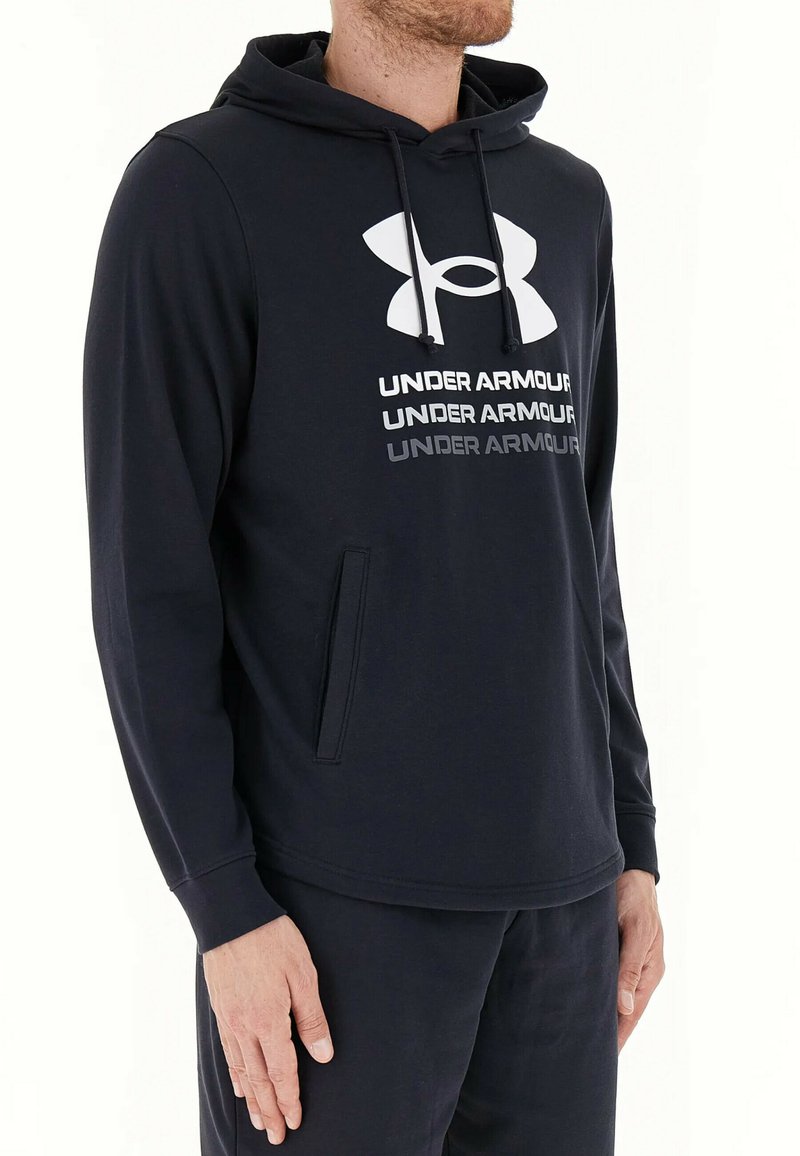Sudadera navy hecha de tejido suave, con un bolsillo frontal, capucha con cordón y un gran logo blanco de Under Armour en el pecho.