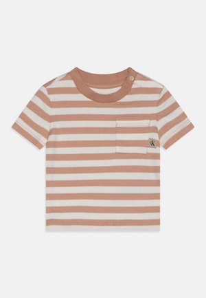 Tricou pentru copii mici cu mâneci scurte, dungi orizontale bej și albe, guler rotund cu nasture și buzunar pe piept cu o etichetă mică cu logo.
