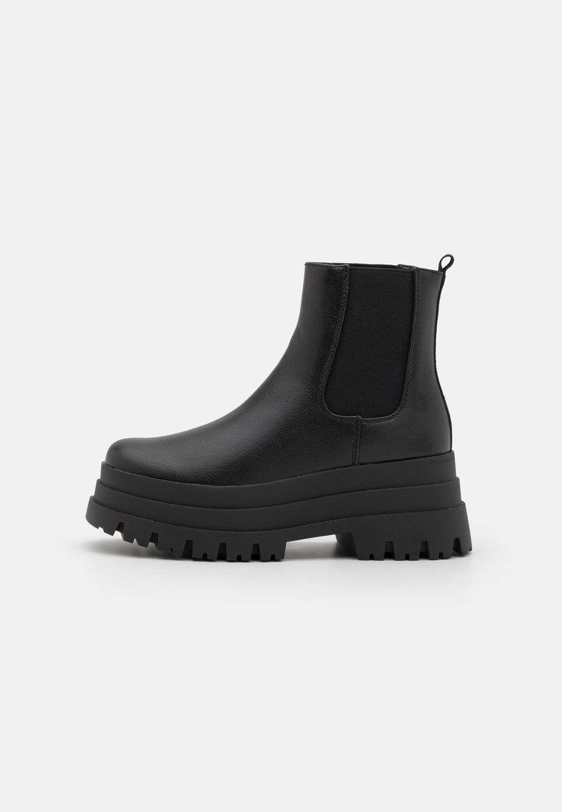 Botas Chelsea pretas com sola plateforme espessa, parte superior em couro liso, painéis laterais elásticos e uma alça para facilitar o calçar.