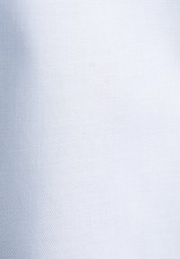 Helles blaues Gewebe mit glatter Textur und einem dezenten diagonalen Webmuster. Keine sichtbaren Details oder Akzente erkennbar.