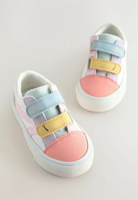 Kolorowe sneakersy z wielokolorowym wzorem, z różowymi, niebieskimi i żółtymi akcentami, teksturowanymi różowymi noskami oraz zapięciem na rzepy.