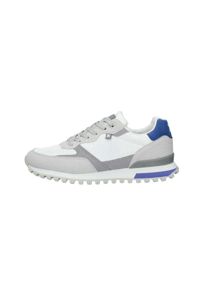 Scarpe da corsa con tomaia in tessuto bianco e dettagli in suede grigio, tallone viola e suola in gomma texturizzata con tasselli per la trazione.