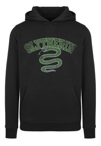 Černá mikina s kapucí s designem Slytherinu v zelené barvě, obsahující stočeného hada a slovo "SLYTHERIN" v opotřebovaném písmu nahoře.