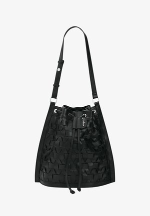 Czarna skórzana torba typu bucket z plecioną fakturą, regulowanym paskiem, srebrnymi elementami i zamknięciem na sznurek z zawieszką z logo.
