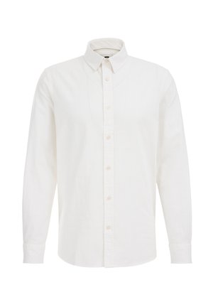 Bílá košile s dlouhým rukávem, která má zapínání na knoflíky, klasický límec a jemnou texturu s detaily předního švu. Knoflíky jsou světlé.