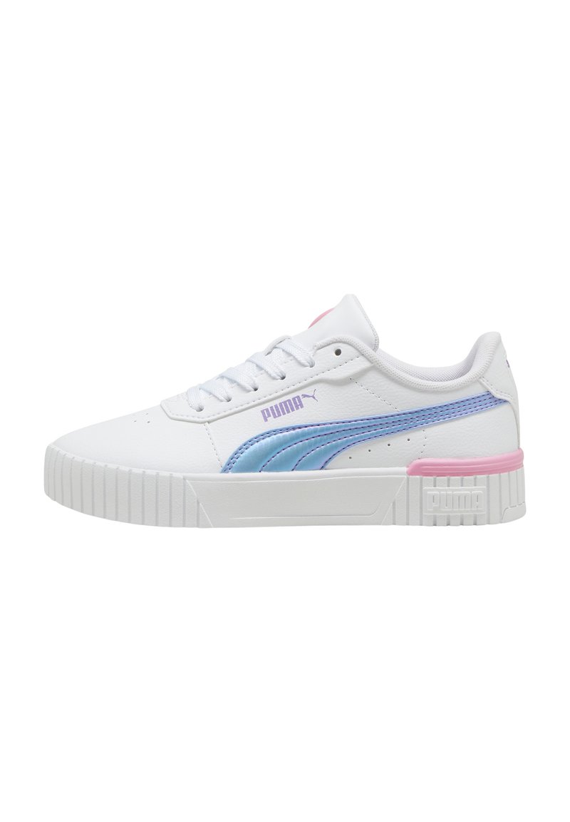 Sneaker bianco con tomaia in pelle liscia, caratterizzato da accenti blu e rosa, suola in gomma spessa e una distintiva texture a righe sul tallone.