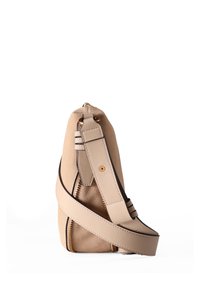 Beige Wildleder-Handtasche mit einer konischen Form, ausgestattet mit einem Reißverschluss, einem verstellbaren Riemen und kontrastierenden braunen Lederakzenten.