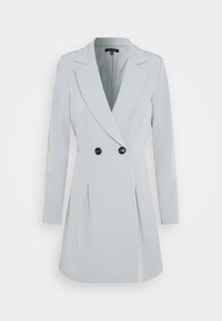Světlomodrý tailor-made blazer s dlouhými rukávy, klopovými límci, uzavíráním na dvě knoflíky a předními sklady pro strukturovanou siluetu.