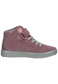 Różowe zamszowe sneakersy wysokie z metalicznym różowym paskiem, szarymi sznurowadłami i textured gumową podeszwą. Zamek błyskawiczny z boku ułatwiający zakładanie.