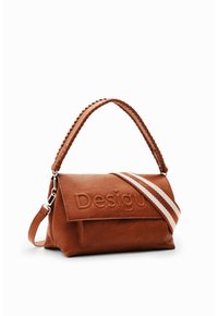 Ruskeasta nahasta valmistettu laukku, jolla on punottu kädensija, kohokuvioitu logo edessä ja raidallinen säädettävä olkahihna. Suorakaiteen muotoinen kansiläpällä varustettu malli.